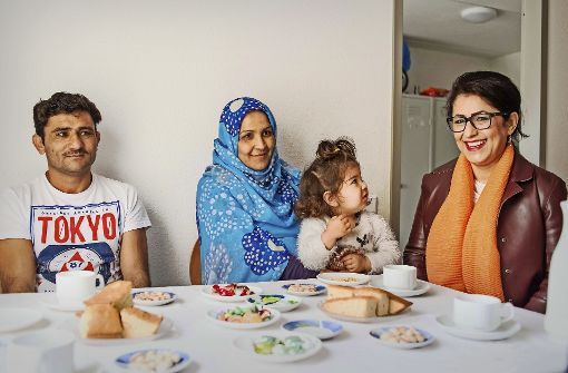 Vor ein paar Monaten ist Familie Ashori aus Afghanistan nach Deutschland gekommen.  Nataga Kohestani (rechts) hilft ihnen,  Anträge und Bescheide zu verstehen – und  die fremde Kultur. Foto: Lichtgut/Max Kovalenko