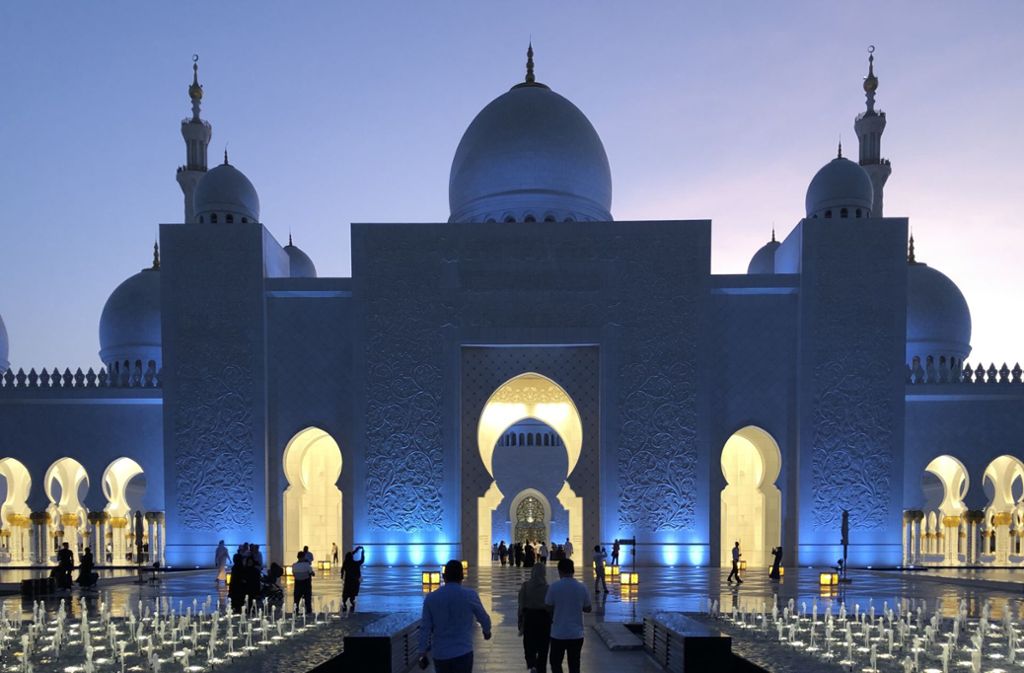 Die erst 2007 eröffnete Scheich-Zayed-Moschee ist das Gesicht Abu Dhabis, das die meisten Touristen kennen: Der Sakralbau glänzt unter anderem mit der zweitgrößten Moscheekuppel der Welt, dem weltgrößten handgeknüpften Teppich und dem weltgrößten Kronleuchter, der übrigens aus Münchner Fertigung stammt. 40 000 Gläubige haben in dem Gebäude Platz. Der öffentliche Zugang führt kurioserweise durch ein unterirdisches Einkaufszentrum.