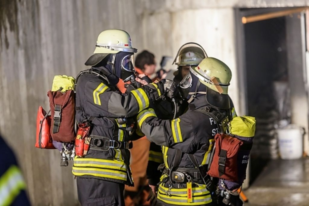 40 Menschen sind bei einem Feuer in einer Tiefgarage in Stuttgart-Neugereut am Neujahrsmorgen verletzt worden. Die Ermittlungen dauern an.