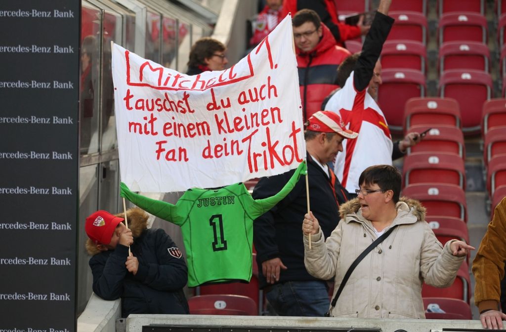 Ein kleiner Fan des VfB-Keepers Mitch Langerak hofft auf einen Trikottausch.