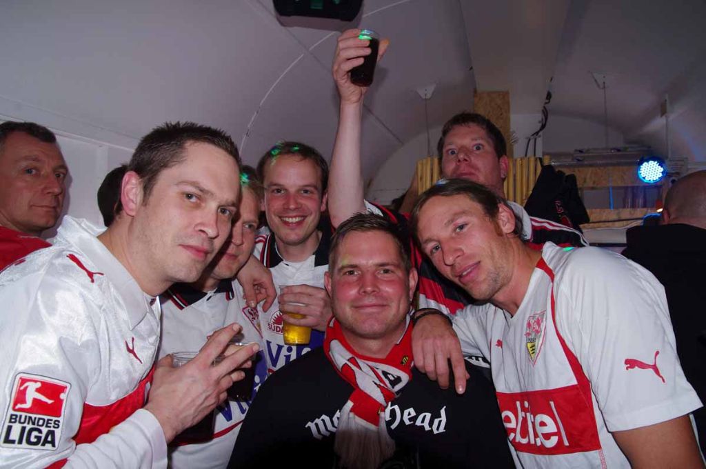 VfB-Fans im Zug zum Pokalefinale in Berlin
