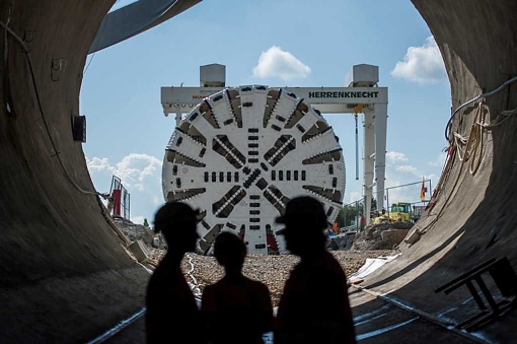 Ein Riesenbohrer der Firma Herrenknecht im badischen Schwanau (Ortenaukreis) wird zum Bau des Fildertunnels eingesetzt.