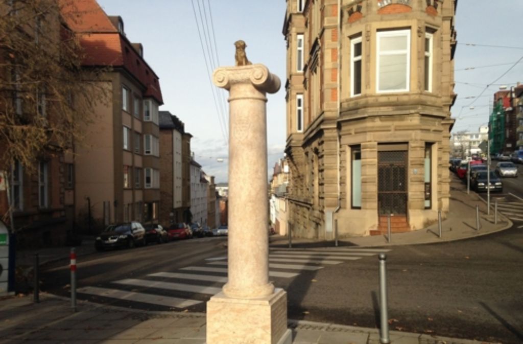 Das Loriot-Denkmal erhält einen neuen Mops. Der alte (auf dem Bild) war im Dezember unter ungeklärten Umständen verschwunden. Foto: Kessel.tv