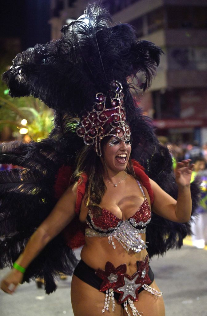 Im Gegensatz zu ihren brasilianischen Kolleginnen weichen die Körpermaße der Tänzerinnen in Uruguay auch mal vom Standard in Rio ab. Der Spaß und nicht eine Catwalkshow steht im Vordergrund.
