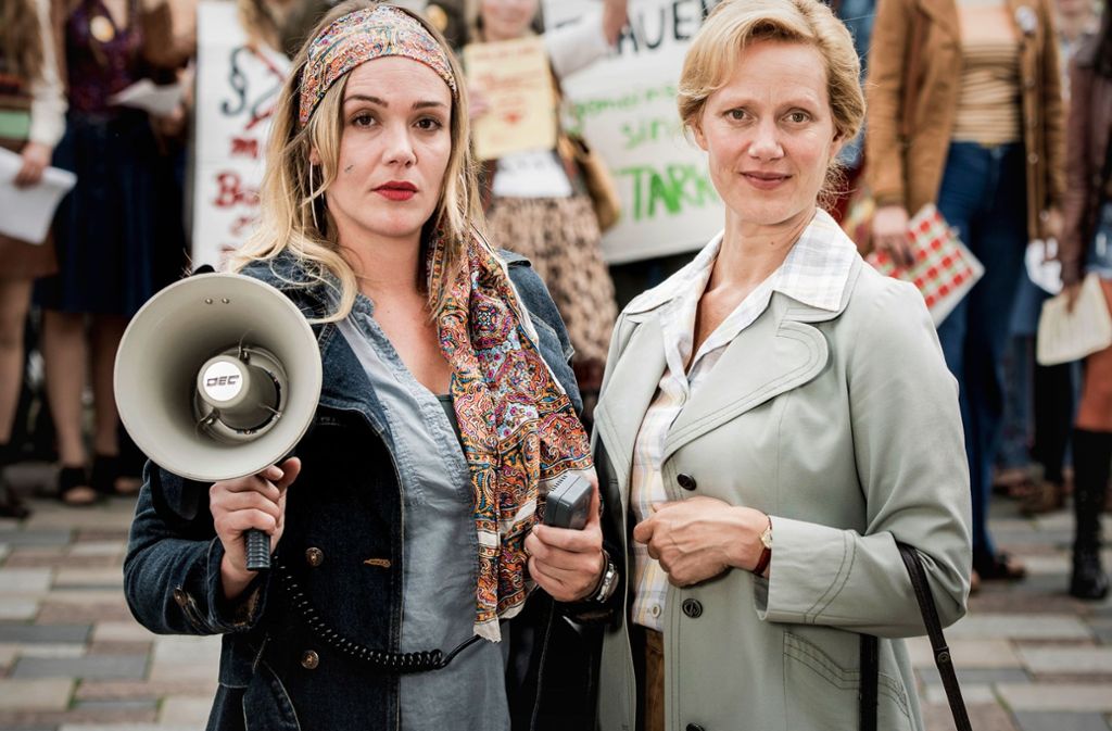 Die sehr unterschiedlichen Schwestern Charlotte (Alwara Höfels, li.) und Erika (Anna Schudt) demonstrieren in Köln für das Recht auf Abtreibung.