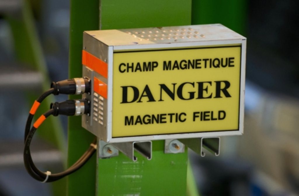 Wegen der starken Magnete, die die Teilchenstrahlen auf eine Kreisbahn zwingen, ist es im Beschleunigertunnel nicht ungefährlich. Menschen mit metallischen Implantaten dürfen sich dort nicht aufhalten. Und während des Betriebs ist der Tunnel für alle Mitarbeiter gesperrt.