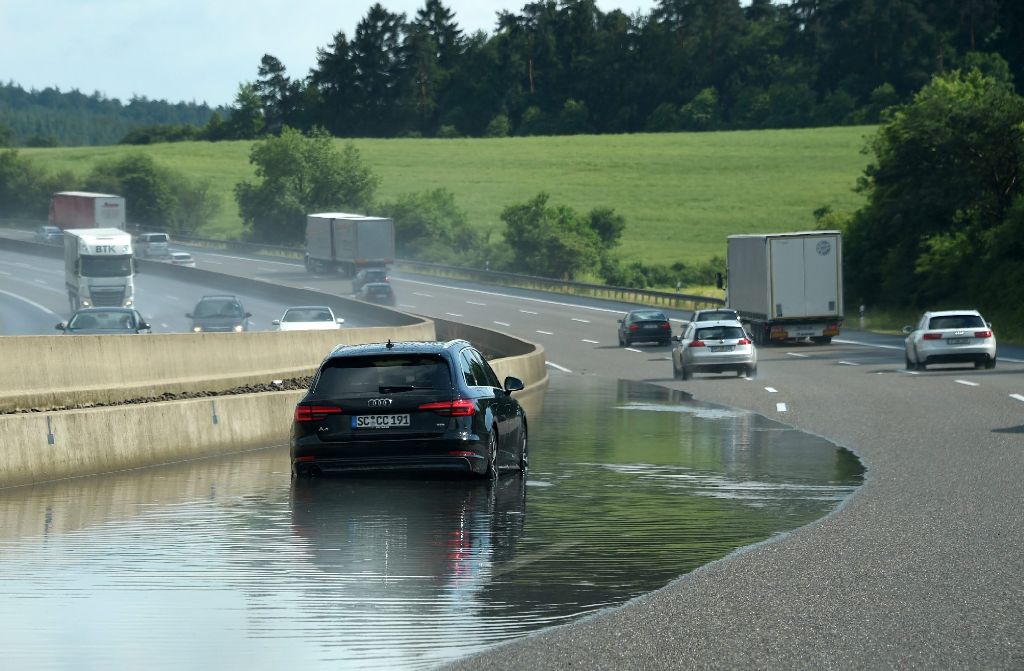 Der linke Fahrstreifen der A7 bei Homburg/Efze steht nach starken Regenfällen unter Wasser.