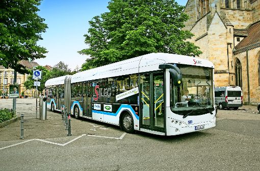 Dieser Batterie-Bus soll ohne Oberleitungen auf allen Esslinger Buslinien fahren können. Die Verwaltung ist skeptisch. Foto: Horst Rudel
