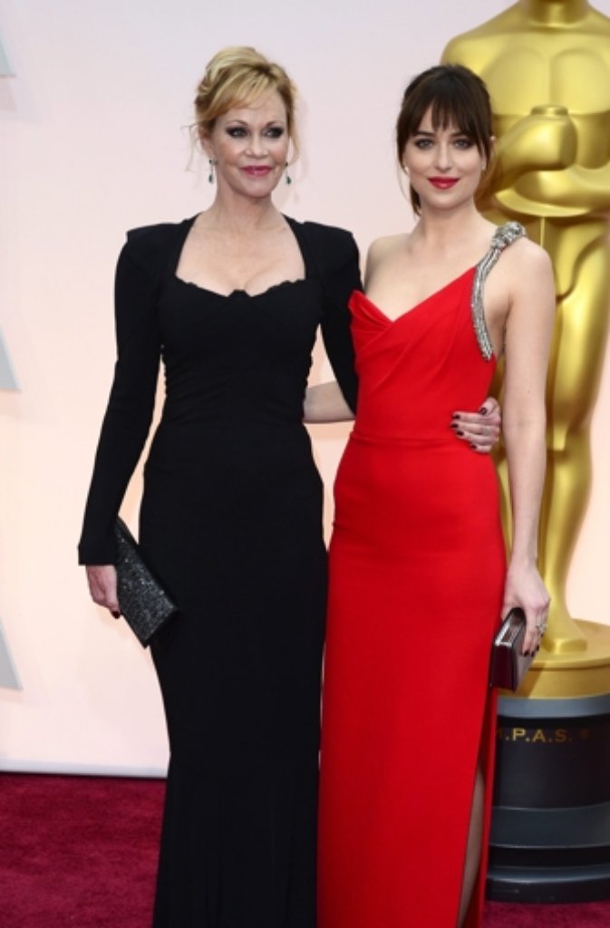 Mutter und Tochter als starker Farbkontrast: Melanie Griffith und "Fifty Shades Of Grey"-Star Dakota Johnson in einem Kleid von Saint Laurent Paris.