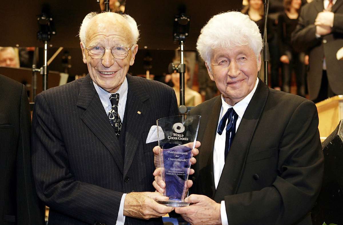 Der frühere Bundespräsident Walter Scheel (l.) überreichte Gotthilf Fischer im Dezember 2006 den 1. Weltfriedenspreis der Chorolympiade.
