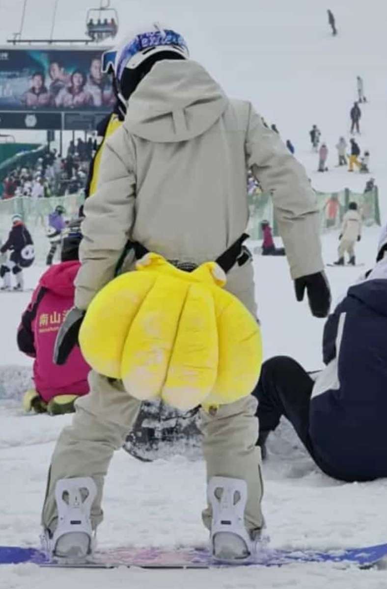 Gut gepolsterter Snowboarder.
