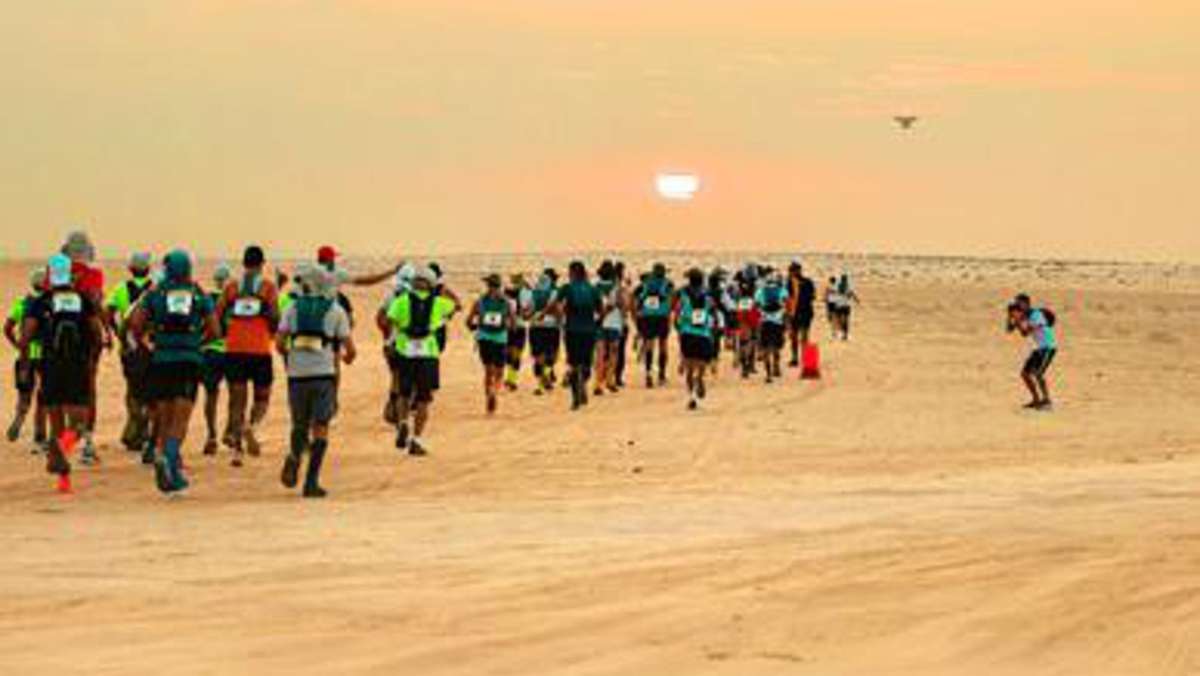  Durch den tunesischen Djerid: Der Ultra-Mirage-Parcours fordert die rund 280 Läufer und Läuferinnen aus 23 Nationen zu besonderen Leistungen – Urlaubsabstecher zu den malerischen Bergoasen und zum Großen Salzsee. 