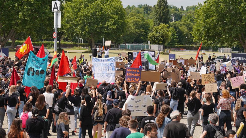 „Black Lives Matter“-Demo in Stuttgart: Mehr als 2000 Menschen demonstrieren friedlich gegen Rassismus