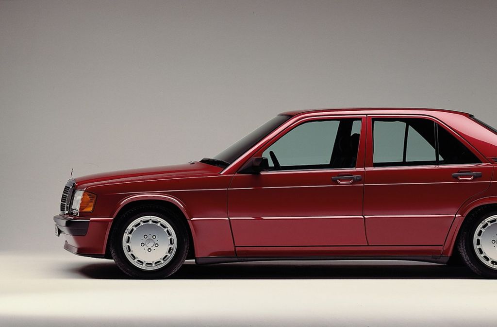 Nicht nur in Stuttgart ein allzu bekanntes Gefährt: der 190er, auch „Baby Benz“ genannt. Sieht nicht wie ein Klassiker aus, ist aber einer. Der Mercedes-Benz unter der korrekten Modellreihen-Bezeichnung W 201 ist der erste Mercedes der Mittelklasse und Vorläufer der C-Klasse. Das Auto wurde erstmals 1982 vorgestellt und bis August 1993 produziert. Mit mehr als 1,8 Millionen gebauten Autos zählt der Wagen zu den erfolgreichsten Modellen von Mercedes-Benz. Modelle mit Top-Motorisierung sind gefragt, etwa der 190E 2.3-16V mit Kat und 170 PS. Gepflegte Fahrzeuge gibt es nach Classic-Data-Liste nicht unter 23000 Euro.