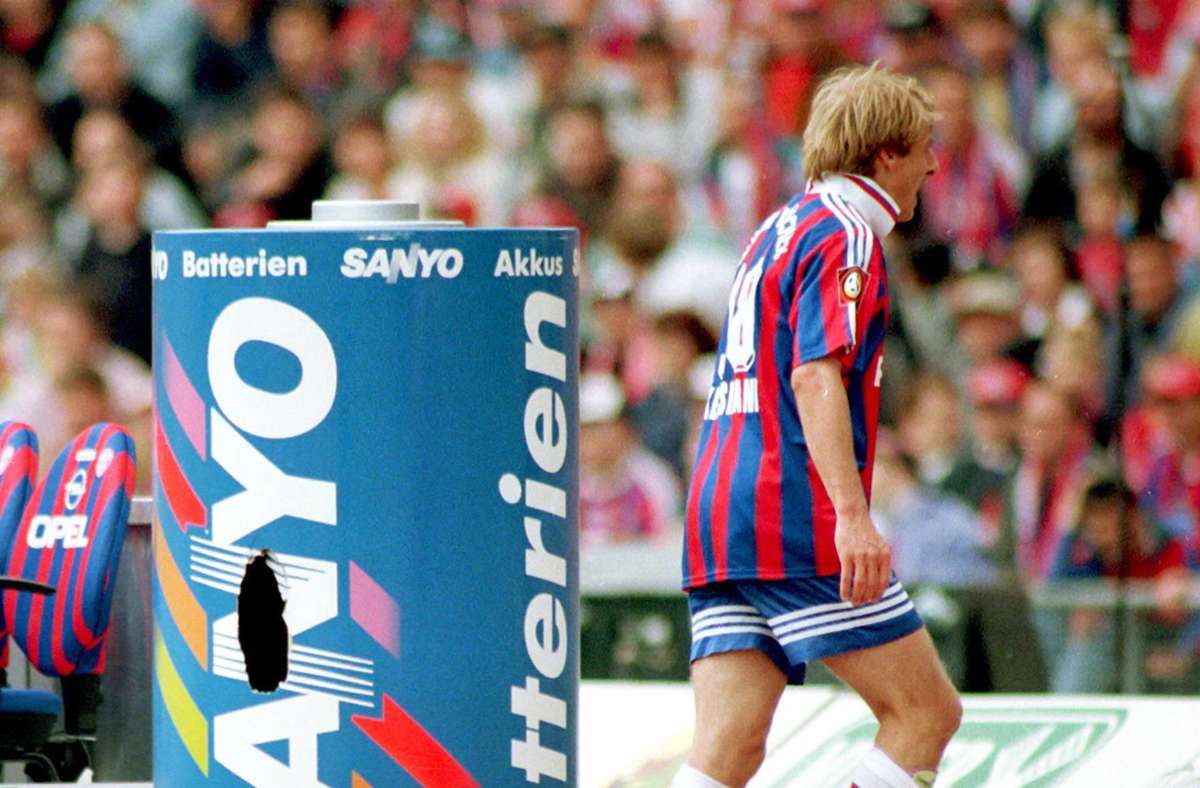 Jürgen Klinsmann tritt im Mai 1997 gegen die Werbetonne. Der Stürmer des FC Bayern ist beim 0:0 gegen den SC Freiburg sauer über die Auswechslung – und schimpft über Trainer Giovanni Trapattoni. Das Duell gewinnt trotz des Lochs übrigens die Werbetonne – denn Klinsmann hat wegen des recht dicken Holzes höllische Fußschmerzen.