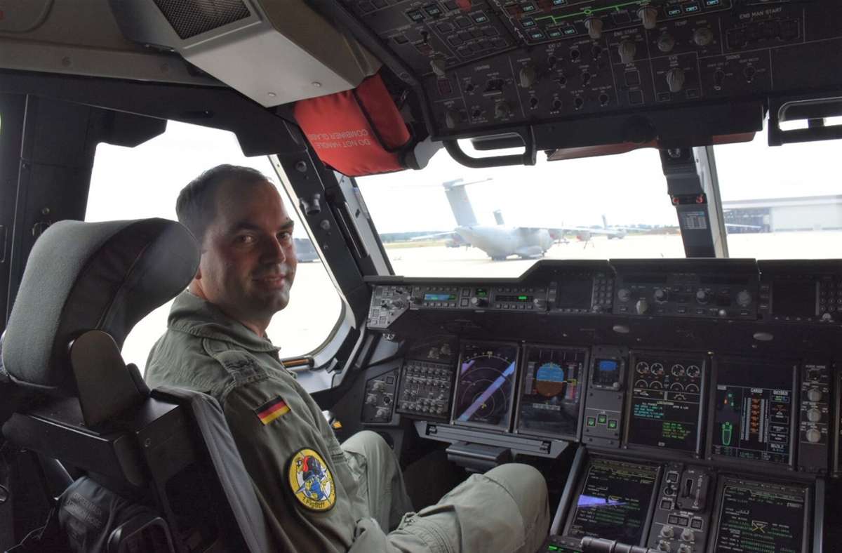Martin P. ist Major der Luftwaffe und Pilot der Transportmaschine A400M. Bei seiner ersten Landung in Kabul musste er die eigenen Landescheinwerfer ausschalten.