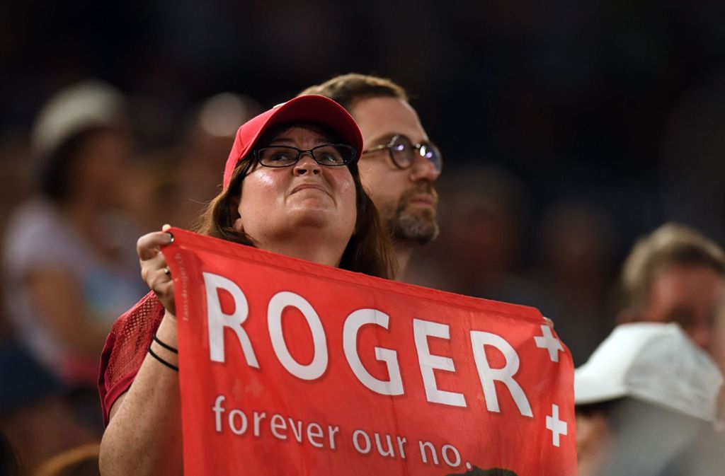 Dieser weibliche Fan drückt dem Schweizer Roger Federer die Daumen...