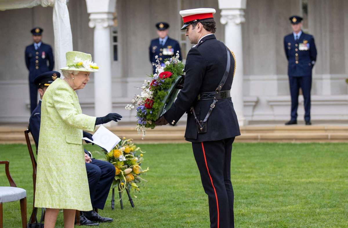 Die Queen besuchte ein Kriegerdenkmal für Commonwealth-Soldaten in Runnymede in der Grafschaft Surrey anlässlich des 100. Jahrestags der Gründung der australischen Luftwaffe.