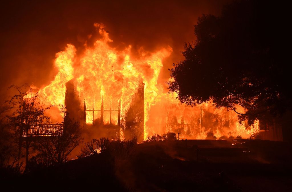 Mindestens 3500 Häuser sollen den Flammen zum Opfer gefallen sein.