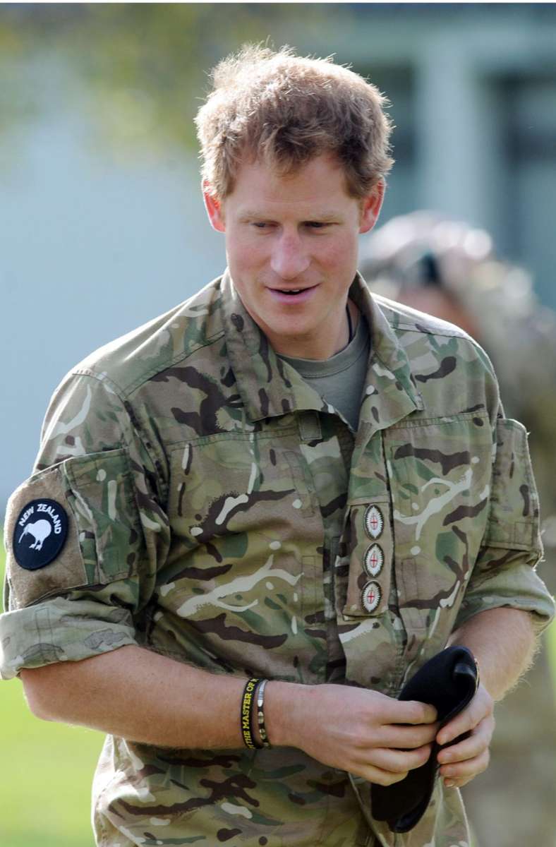 Doch die Disziplin beim Militär bekommt dem Prinzen. Zwei Mal dient der gelernte Hubschrauberpilot in Afghanistan – unter höchster Geheimhaltung. 2015 kehrt Harry dem Militär schließlich den Rücken.
