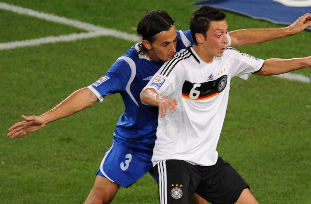 Sein erstes A-Länderspiel absolviert Özil im selben Jahr in der WM-Qualifikation gegen Aserbaidschan.