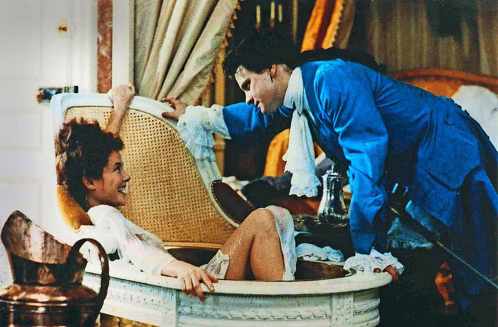 Annette Bening als Madame de Merteuil und Colin Firth als Valmont schätzen einander, weil sie gerne Intrigen spinnen – aber sie wird eifersüchtig auf seine Geliebte, Madame de Tourvel, und erklärt deshalb Valmont kurz nach dieser Szene den Krieg.