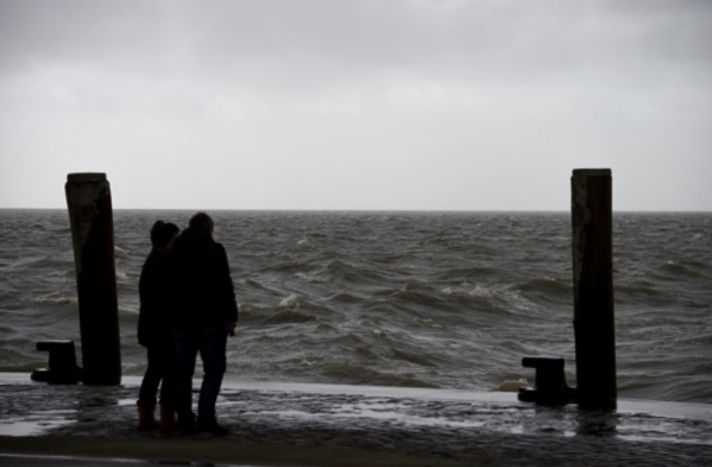 Vom Sturm aufgewühlt zeigt sich die Nordsee an einem Anleger in Dagebüll (Schleswig-Holstein).