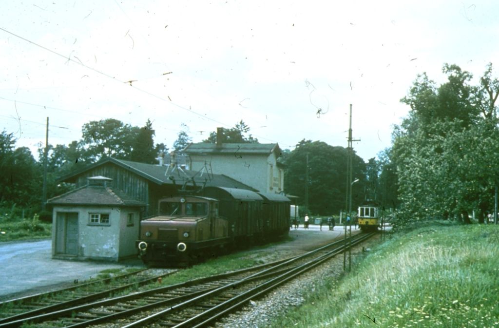 Ein Güterzug steht im Jahr 1964 am Bahnhof Plieningen.