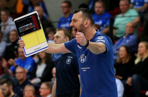 Giannis Athanasopoulos: Vor so vielen Zuschauern wird der Trainer der Stuttgarter Volleyballerinnen in nächster Zeit nicht jubeln können. Foto: Baumann