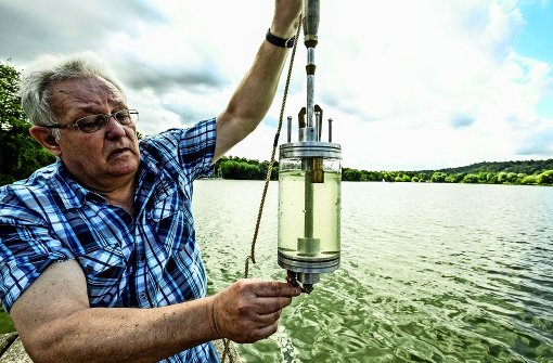 Anglerchef Hans-Hermann Schock prüft am Montag das Wasser des Max-Eyth-Sees. Foto: Lichtgut/Leif Piechowski