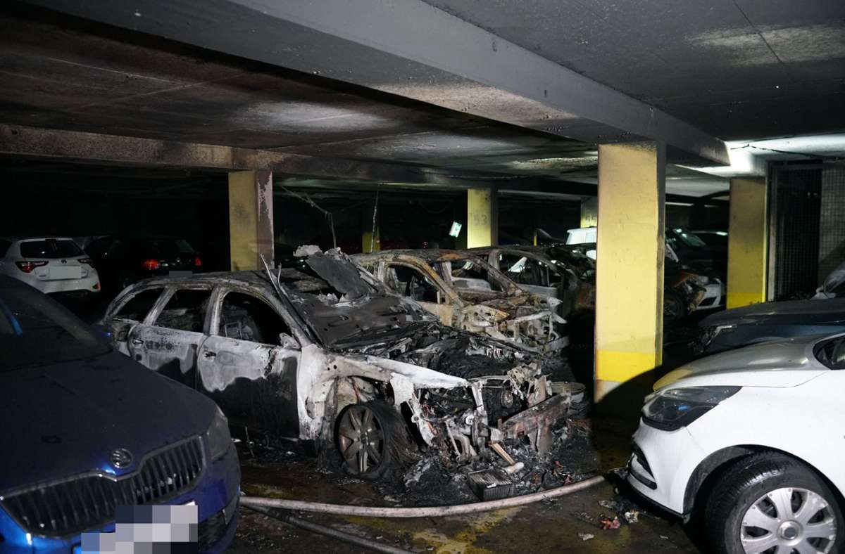 Fünf Autos sind bei dem Brand total zerstört worden.