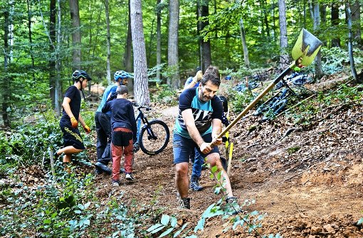 Erst die Arbeit, dann das Vergnügen: Die Mountainbiker hoffen, noch in diesem Jahr mit dem Bau der Strecke fertig zu werden. Foto: Horst Rudel
