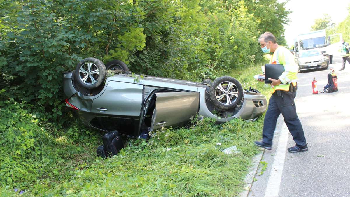 Unfall bei Marbach am Neckar: Nissan überschlägt sich – zwei Verletzte