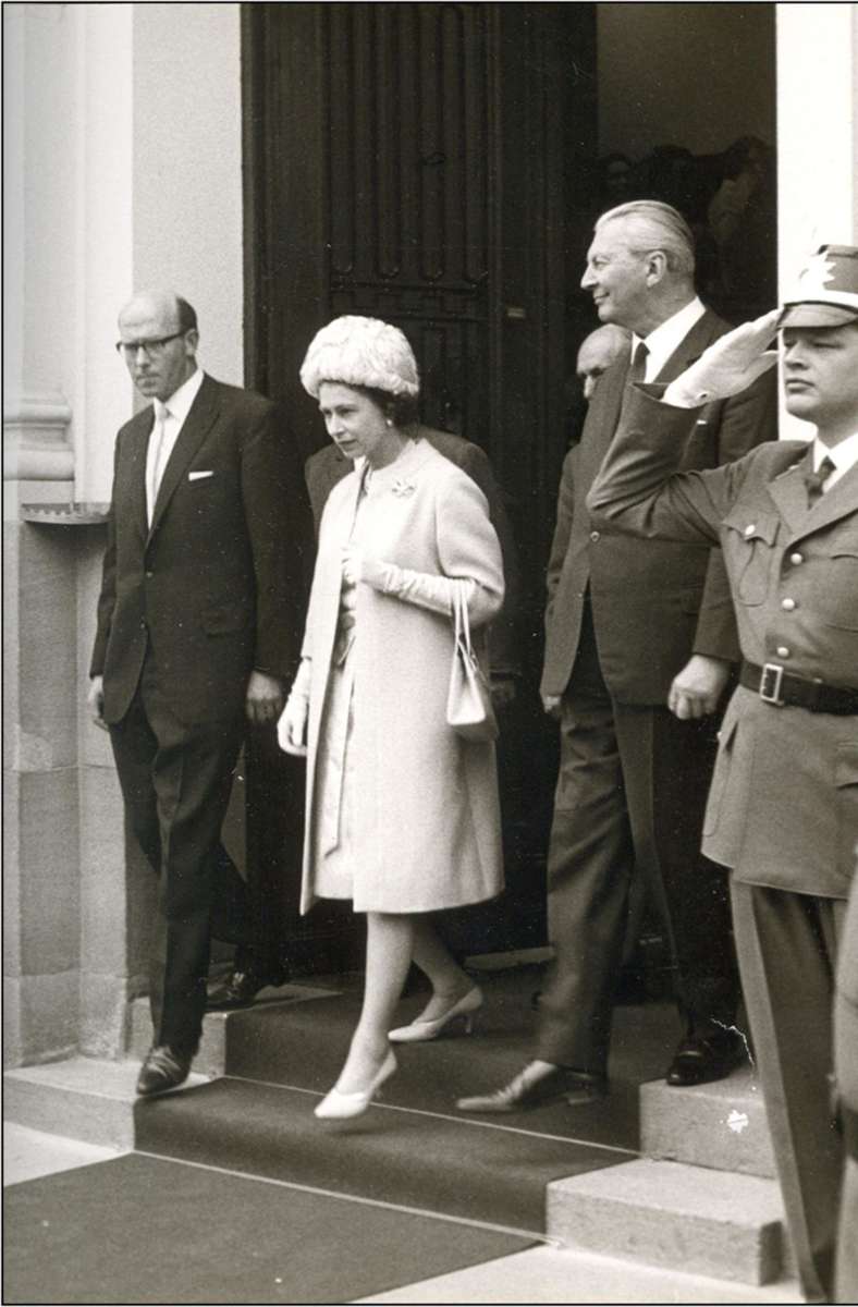 Die Queen verlässt das Schiller-Nationalmuseum.
