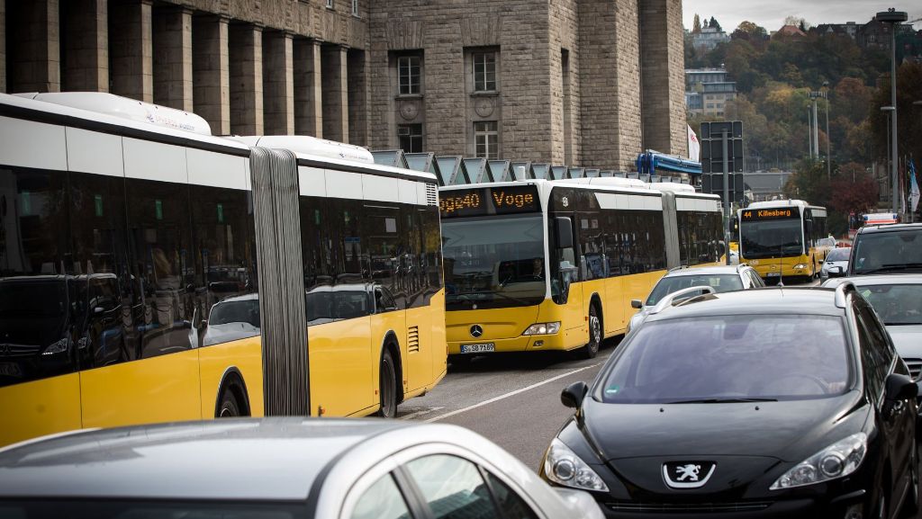 Pendler in Stuttgart: Fahrgast lobt Busfahrer für beherztes Eingreifen