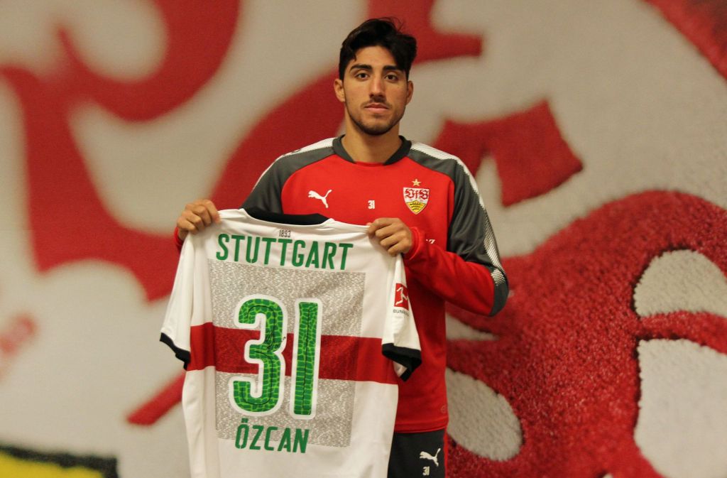Auch Berkay Özcan gibt sein Spieleroutfit für den guten Zweck her. Er trug sein Trikot am 23. September 2017 in der Bundesliga-Partie gegen den FC Augsburg.
