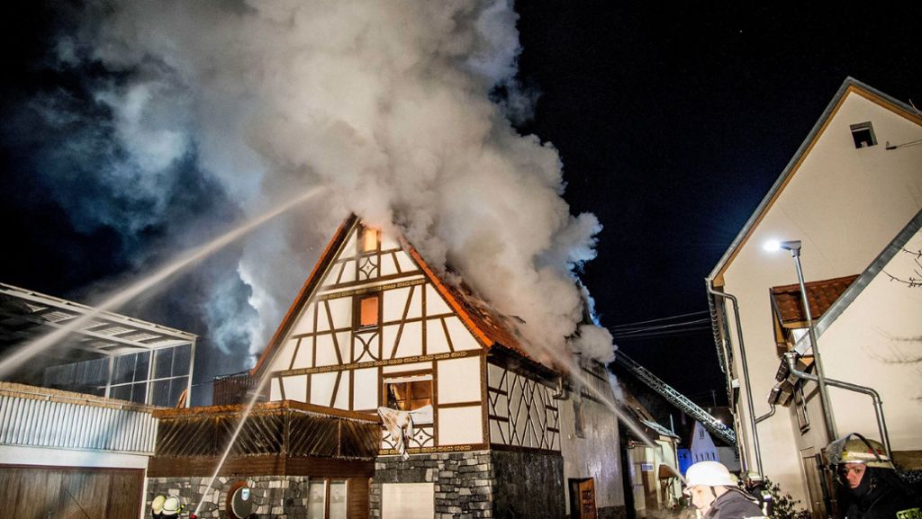 Baden-Württemberg: Fachwerkhaus brennt - fünf Verletzte