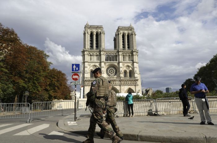 Bereiche  rund um Notre-Dame in Paris werden abgesperrt