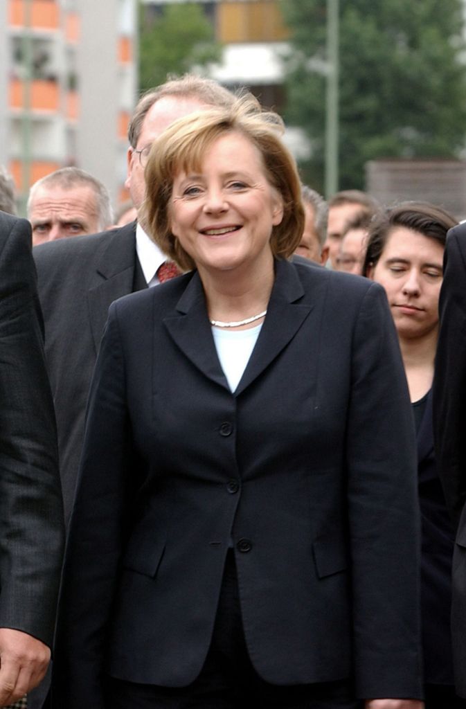 Dieses Bild zeigt die CDU-Fraktionsvorsitzende am 9. November 2004 bei der Kranzniederlegung zum 15. Jahrestag des Mauerfalls. Sie gedenkt eines historischen Ereignisses, das sie selbst miterlebt hat.