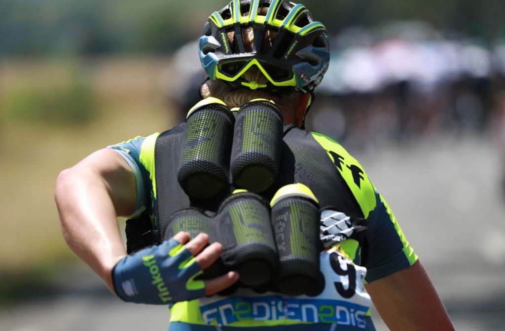 Dieser Fahrer des Teams Tinkoff transportiert die Flaschen für seine Teamkameraden.