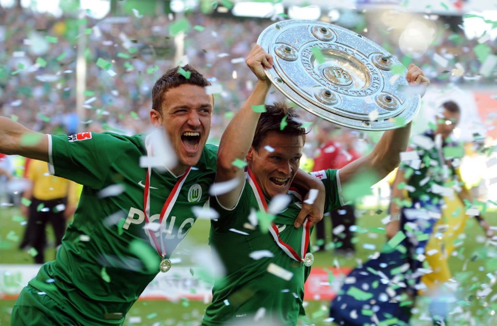 Mit den Wolfsburgern wird Gentner in der Bundesligasaison 2008/2009 dann erneut Meister. Der Stratege (links) feiert seine zweite Meisterschaft ausgelassen mit Marcel Schäfer.