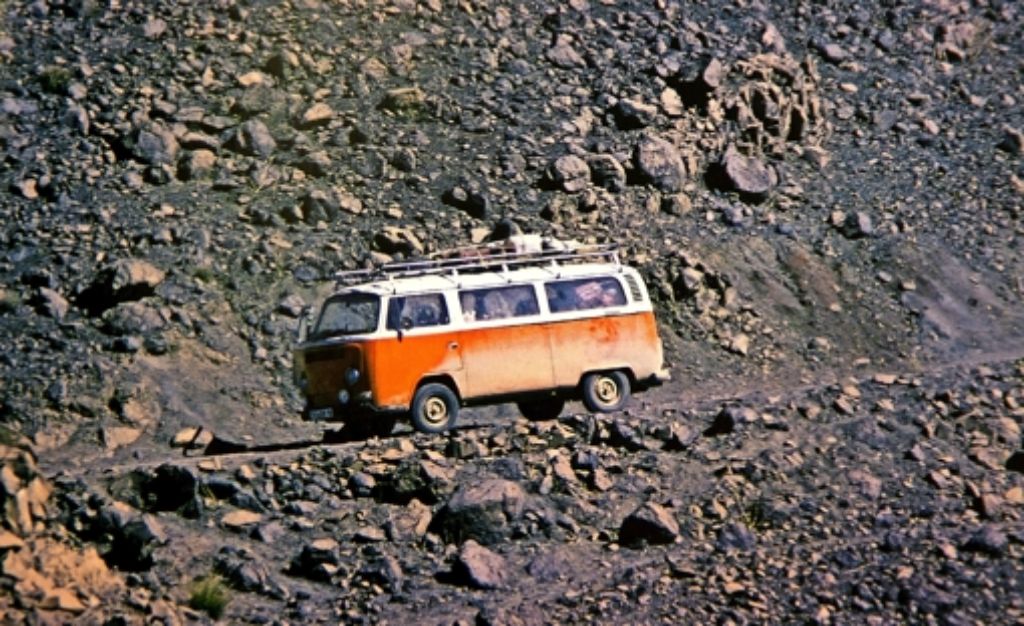 Der VW-Bus war ein Standardtransportmittel der Morgenlandfahrer. Diese Aufnahme entstand auf einer marokkanischen Piste. Foto: Ines Rudel