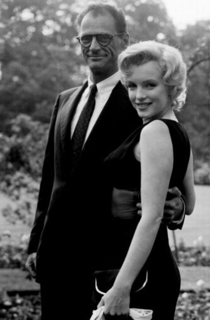 Marilyn bleibt nicht lang allein: 1956 heiratet sie den Schriftsteller Arthur Miller - für ihn konvertiert MM sogar zum Judentum.