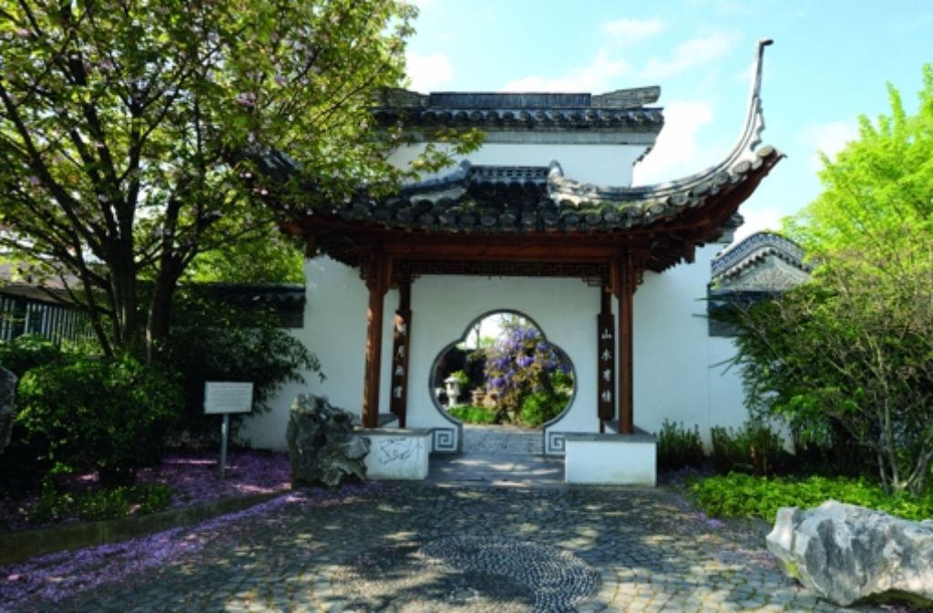 Der Chinesische Garten lädt mit liebevoller Gartenarchitektur zum Verweilen.