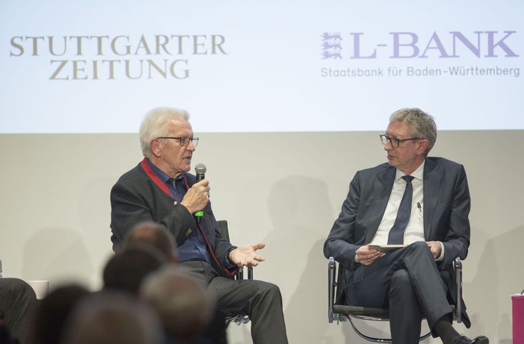 Baden-Württembergs Ministerpräsident Winfried Kretschmann (Grüne) stellt sich den Fragen von StZ-Chefredakteur und Moderator Joachim Dorfs (rechts).
