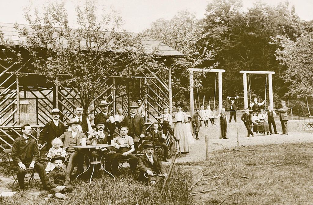Das Bild aus dem Waldheim Heslach wurde zwischen 1908 und 1910 aufgenommen. Das Heslacher Waldheim ist das älteste der Stadt.