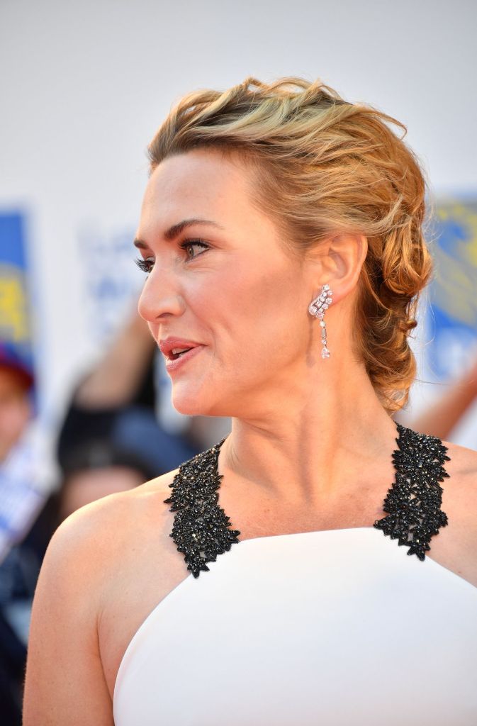 Schauspielerin Kate Winslet hat ein weißes Kleid bei der Premiere von „The Mountain Between Us“ getragen.