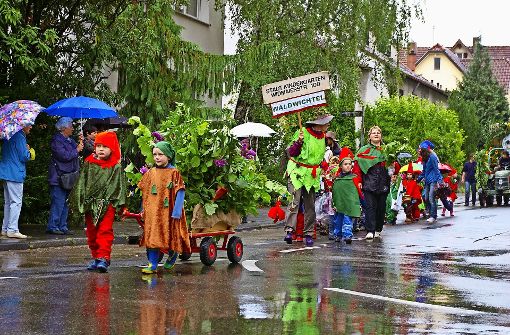 Manchmal hat das Wetter nicht mitgespielt, aber Spaß hat es immer gemacht: der Umzug beim Möhringer Kinderfest. Foto: Archiv Alexandra Kratz
