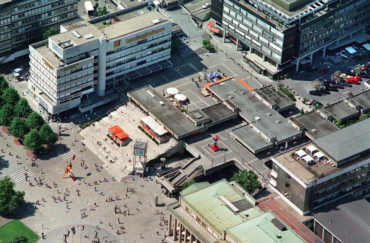 Luftbild auf den Kleinen Schlossplatz mit Freitreppe.