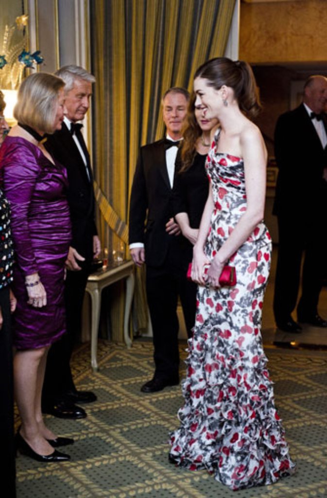 Nicht weniger prestigeträchtig ist der Ruf, der Anne Hathaway im gleichen Jahr ereilt: Gemeinsam mit ihrem Schauspielerkollegen Denzel Washington präsentiert sie in Oslo das traditionelle Konzert im Rahmen der Verleihung des Friedensnobelpreises.